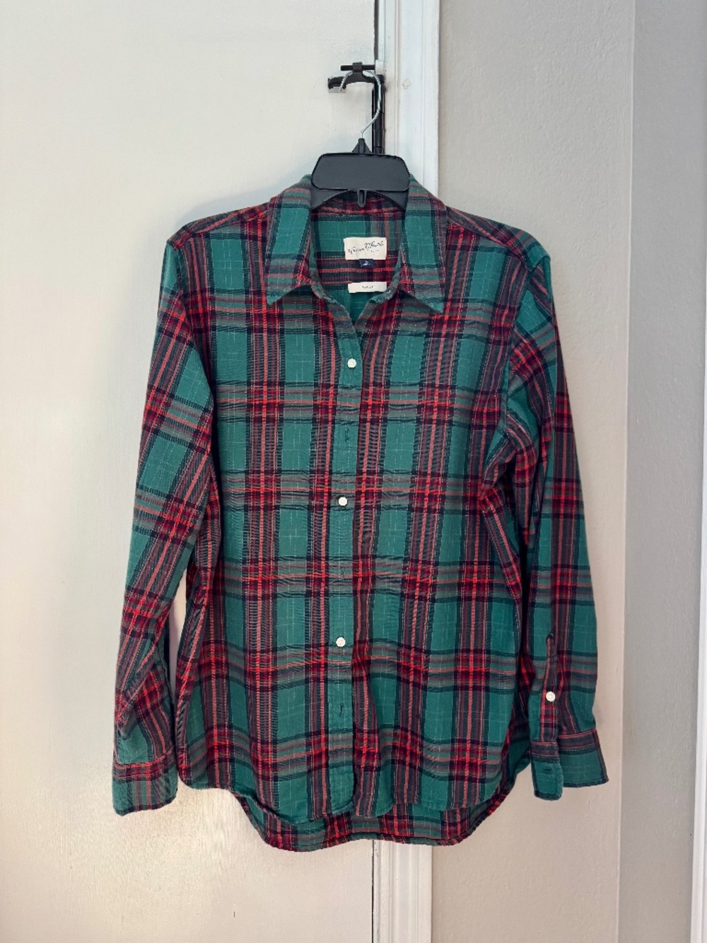 UNIVERSAL THREAD Green and Red Plaid long-sleeve flannel button-down shirt
